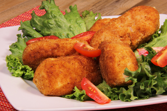 Croquetas de atún con ensalada verde